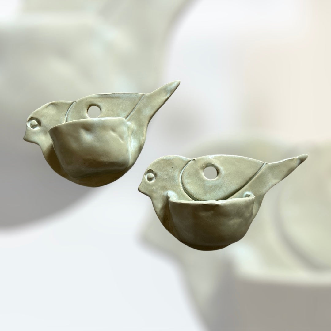 Stentøjs fugl til lille plante