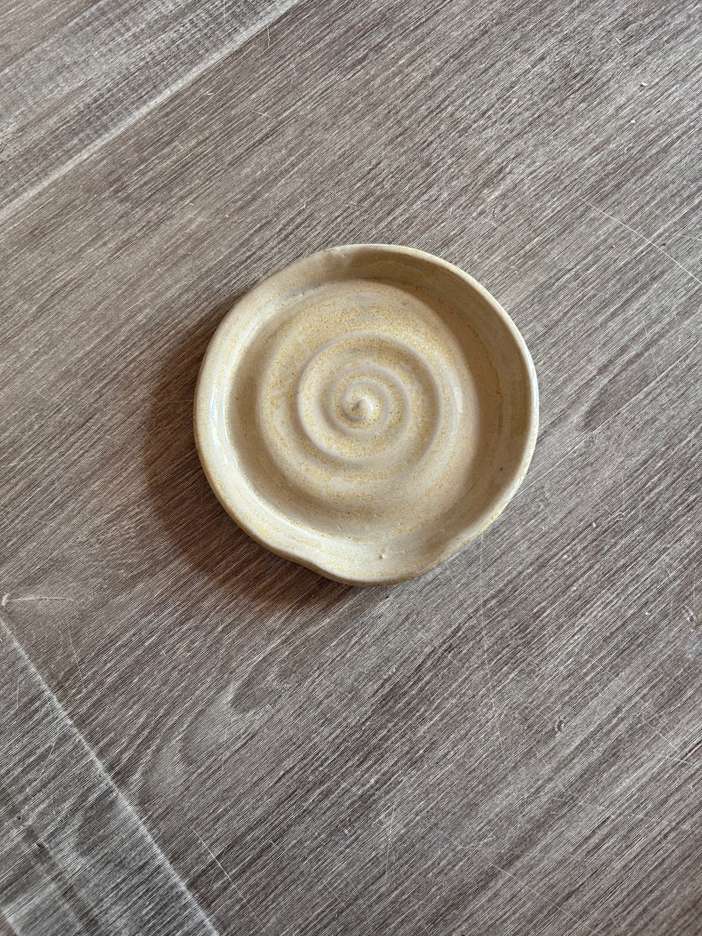 Grydeske holder sand farvet