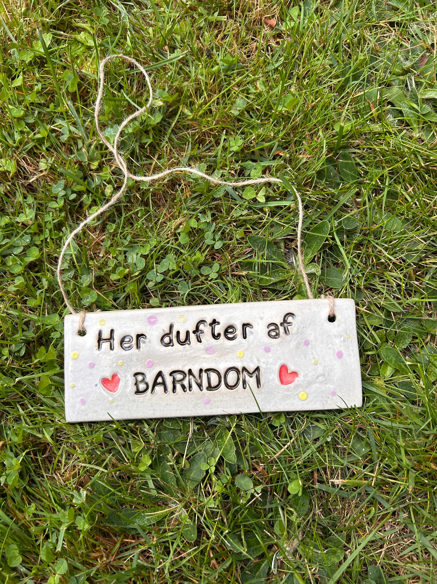 Her dufter af barndom skilt