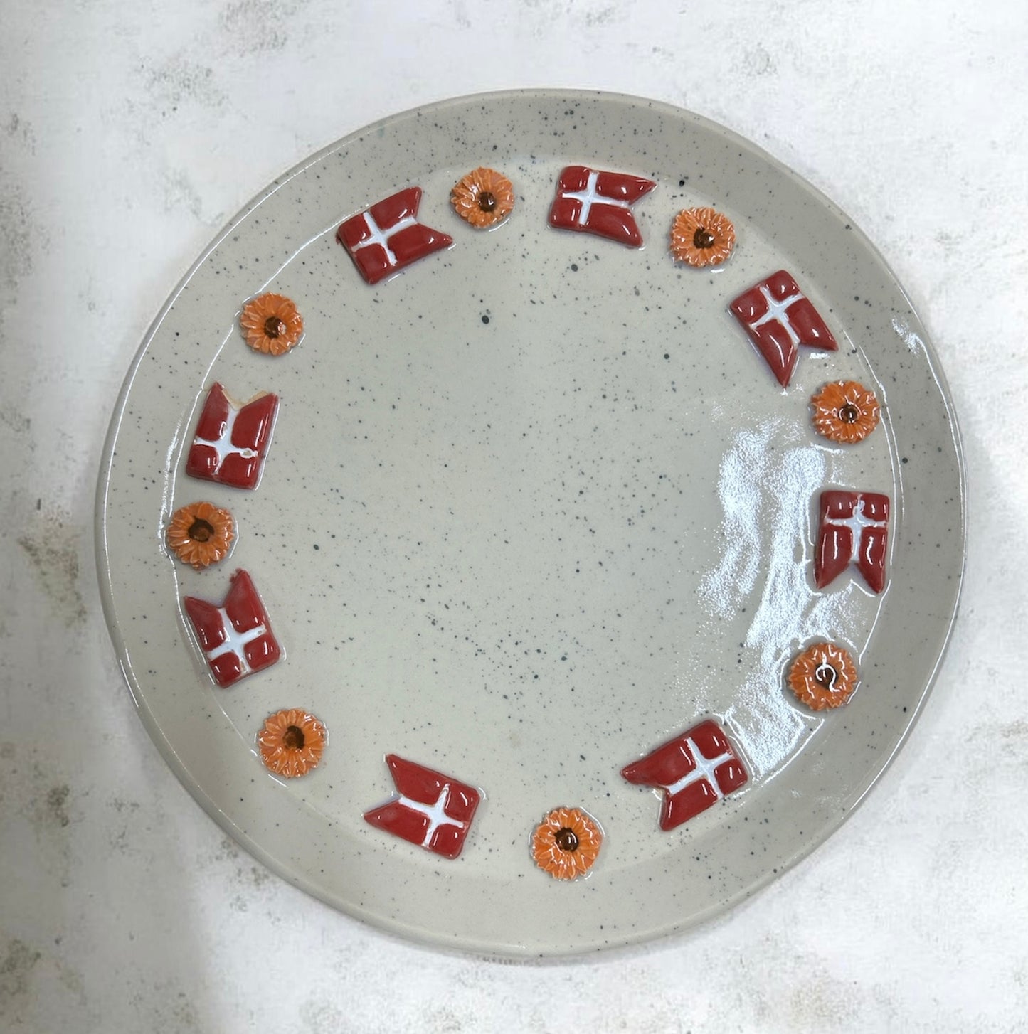Håndlavet keramikfad med danske flag 🌼🇩🇰