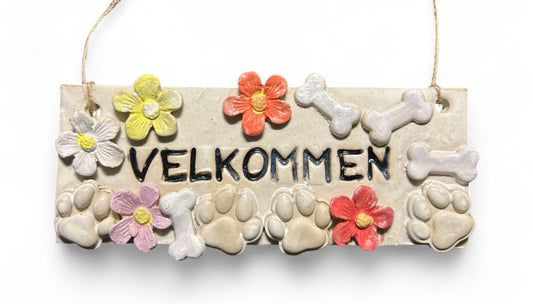 Velkommen skilt med hundepoter og kødben