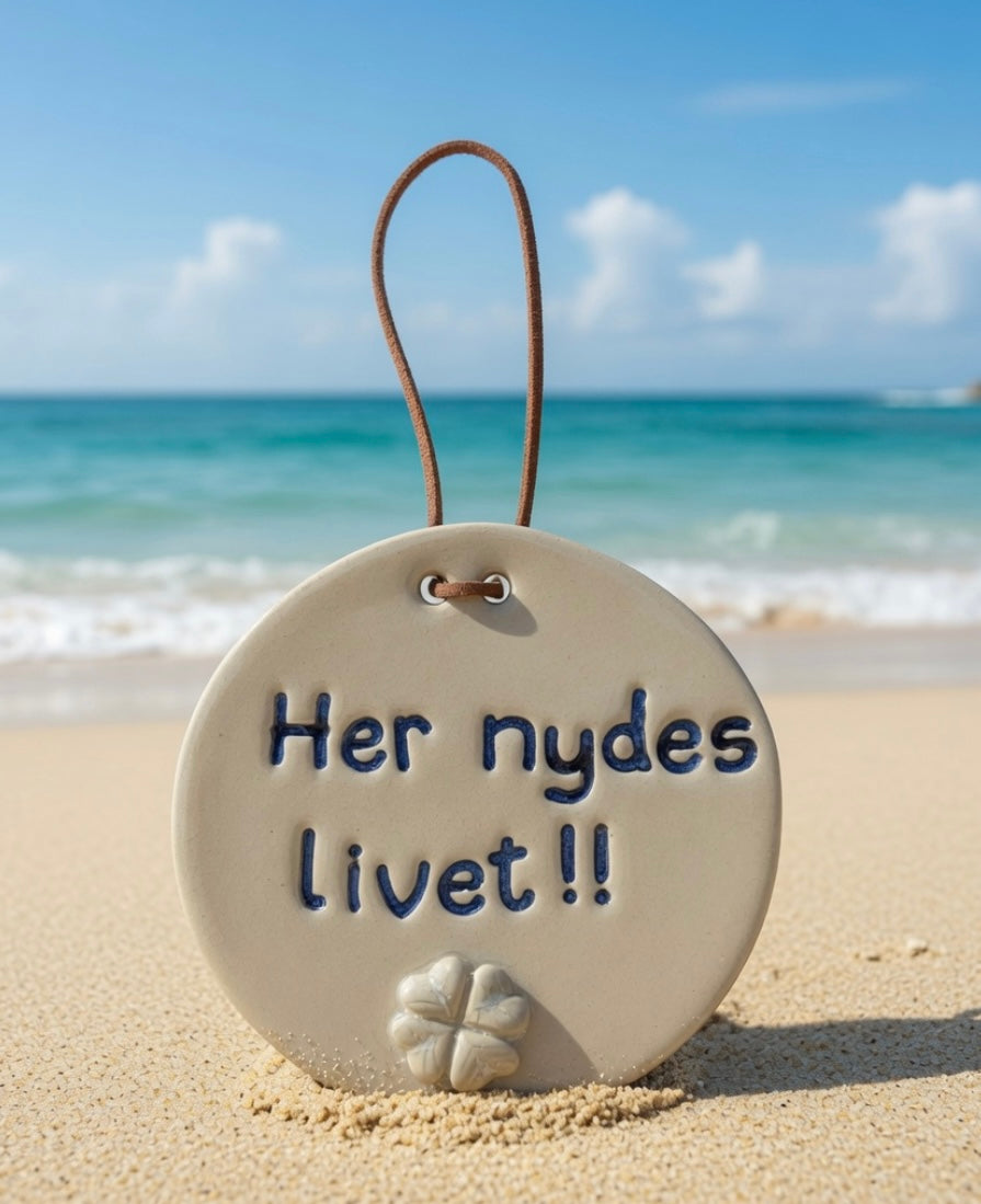 Her nydes livet – håndlavet keramikskilt ❤️