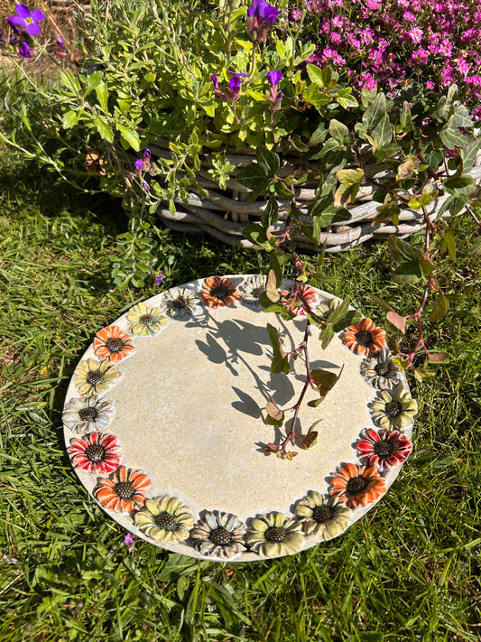 Stentøjsfad med blomster