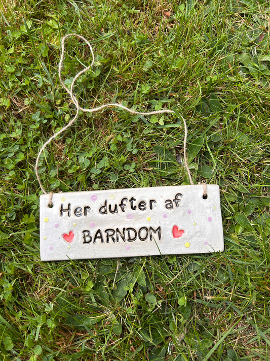 Her dufter af barndom skilt